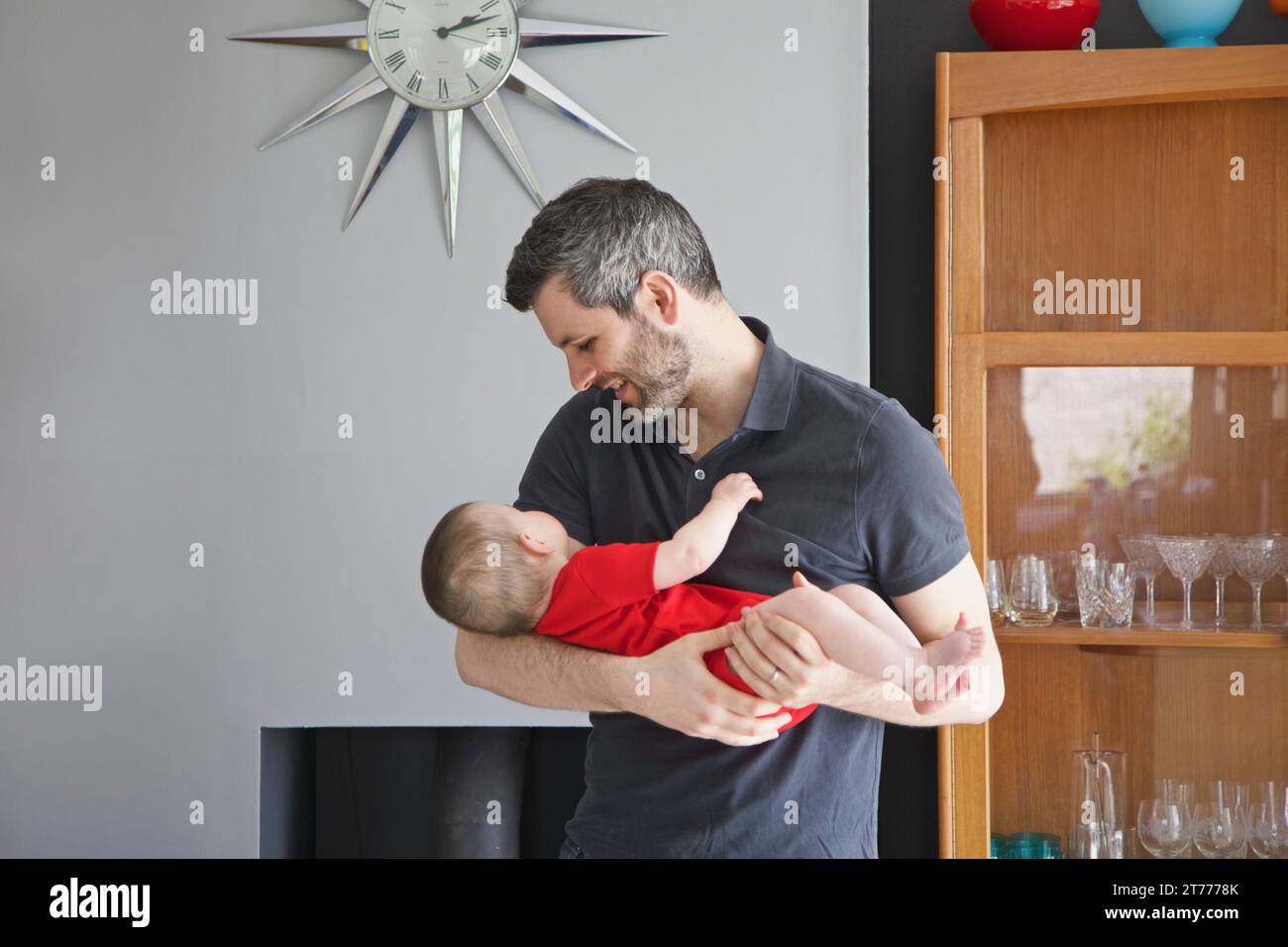 Vater Holding Baby Mädchen Stockfoto
