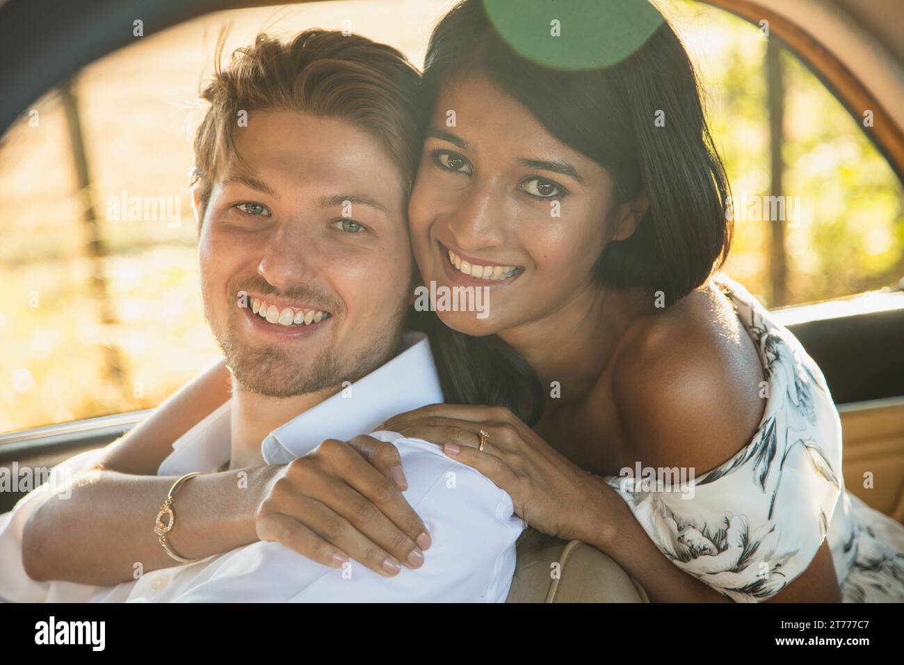 Portrait of Smiling paar im Auto Stockfoto