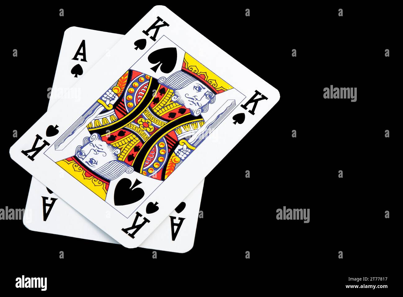 Spielkarten auf schwarzem Hintergrund isoliert Stockfoto