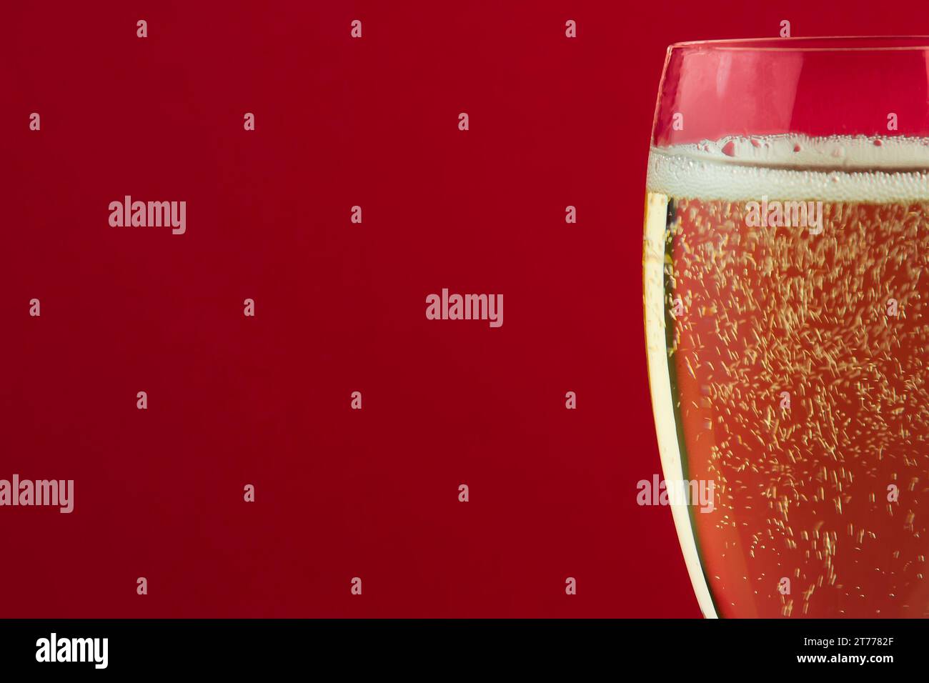 Detail einer Flöte mit vielen Blasen auf rotem Hintergrund und Platz für Text Stockfoto