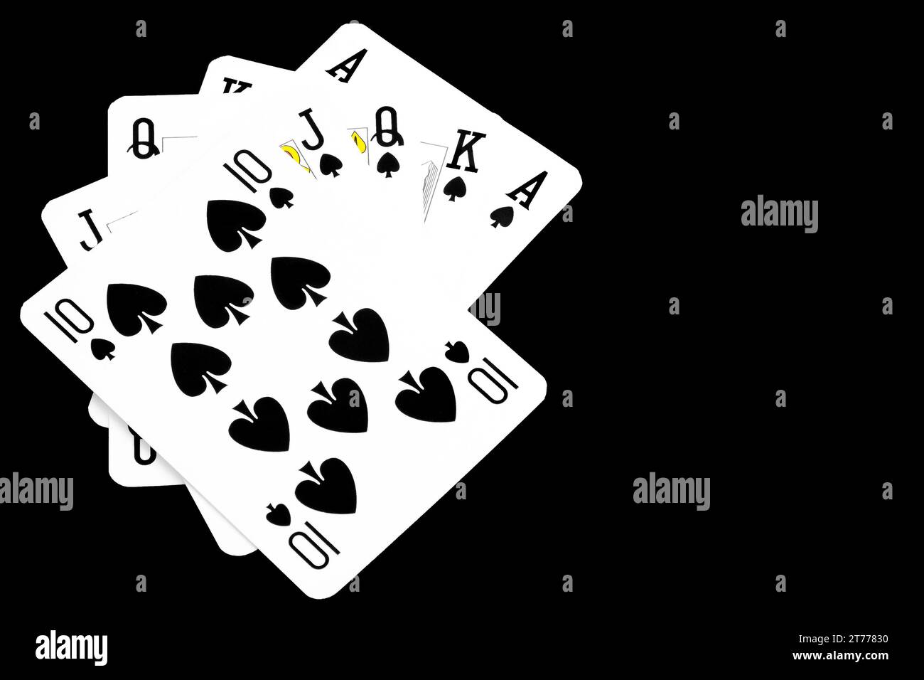 Spielkarten auf schwarzem Hintergrund isoliert Stockfoto
