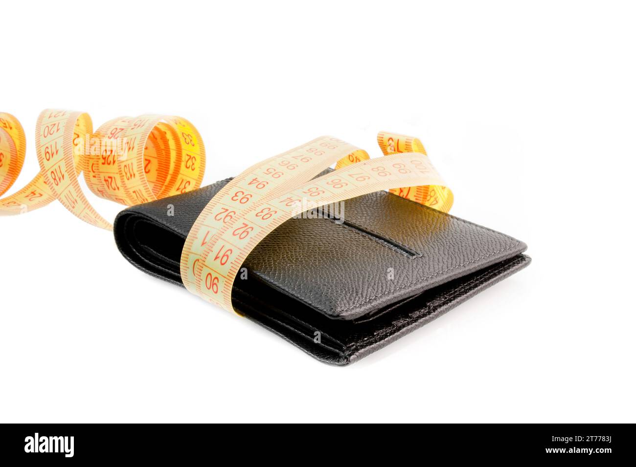 Schwarze Brieftasche mit gelbem Maßband auf weißem Hintergrund Stockfoto