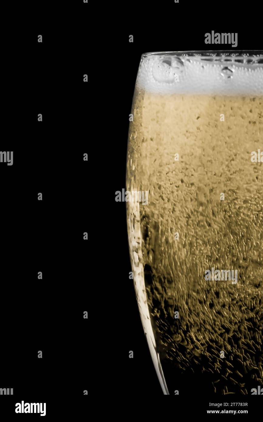 Detail einer Flöte mit vielen Goldblasen auf schwarzem Hintergrund und Platz für Text Stockfoto