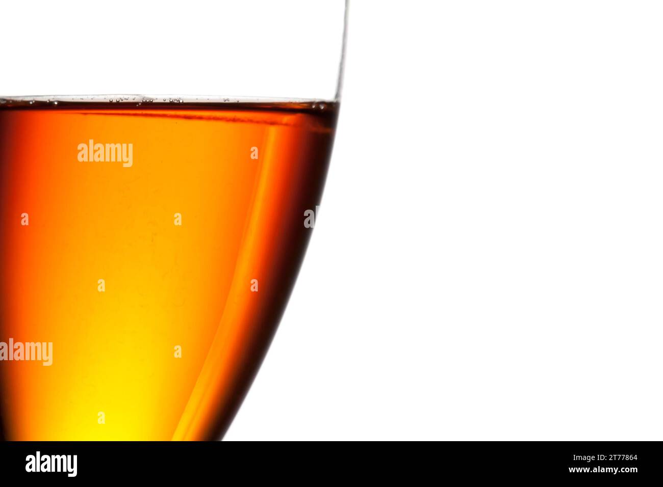 Halbes Glas mit rotem Cocktail mit Platz für Text auf weißem Hintergrund Stockfoto