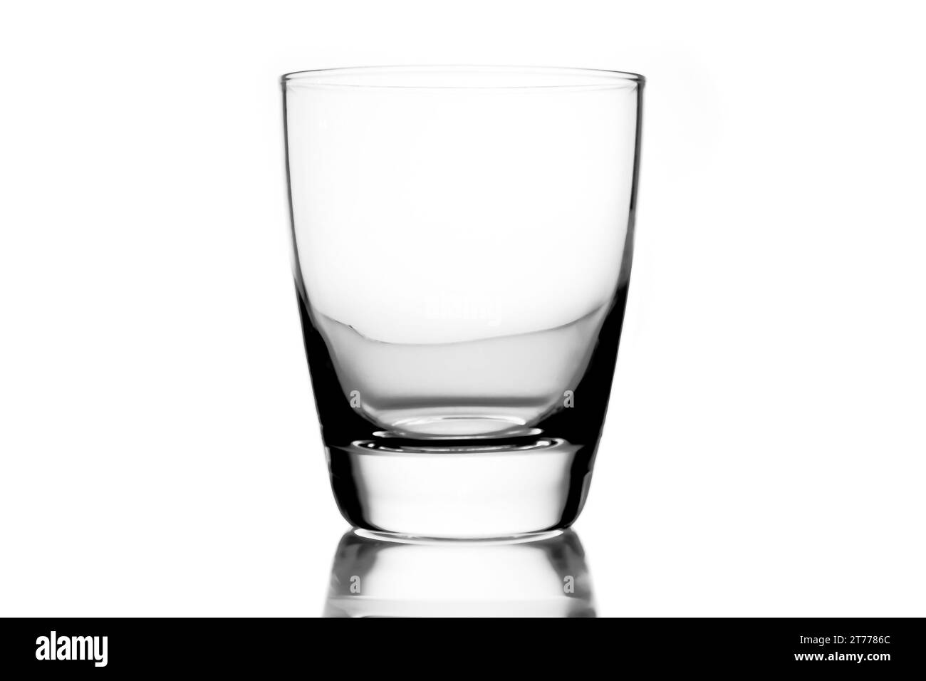 Leeres Wasserglas auf weißem Hintergrund Stockfoto