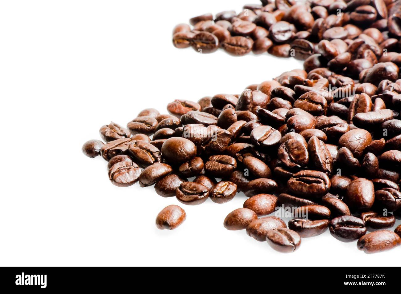 Frische italienische Kaffeebohnen auf weißem Hintergrund Stockfoto