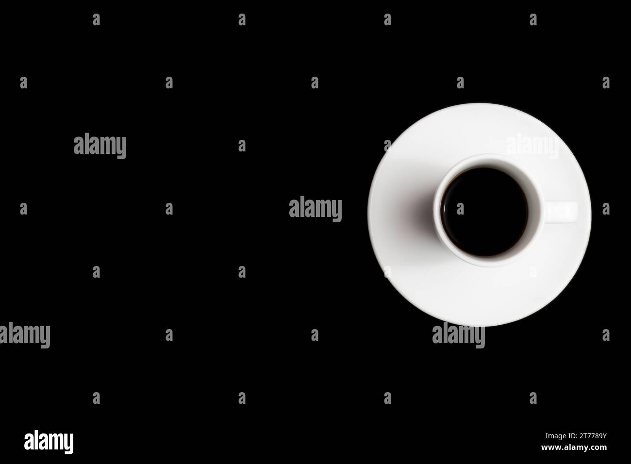 Draufsicht auf eine Tasse schwarzen Kaffee mit Platz für Text über dem schwarzen Hintergrund Stockfoto