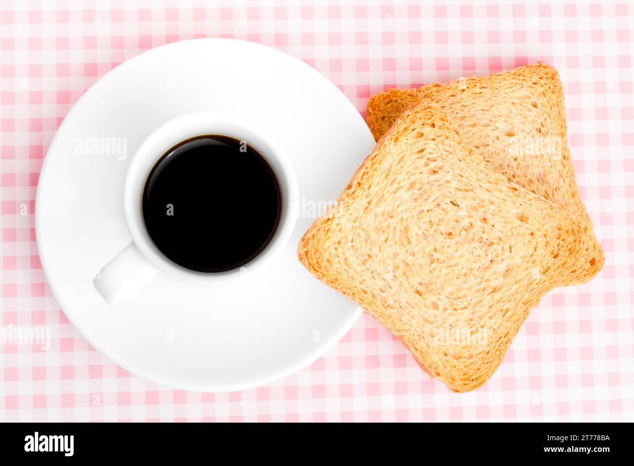 Kaffee und Toast auf Tisch mit Tischdecke Stockfoto