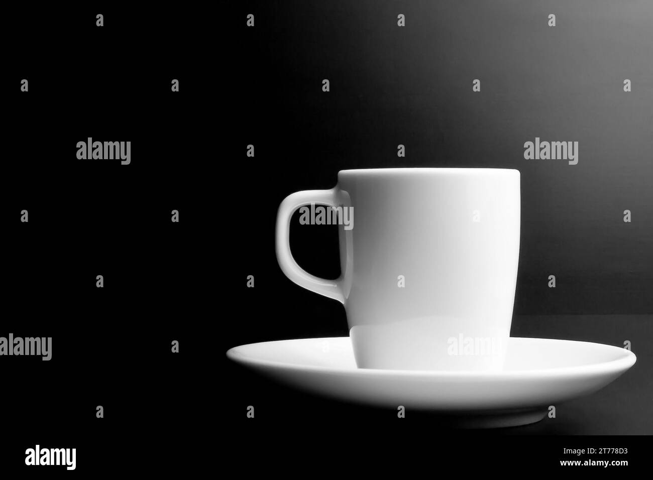 Weiße Tasse Kaffee mit Platz für Text auf noire Hintergrund Stockfoto