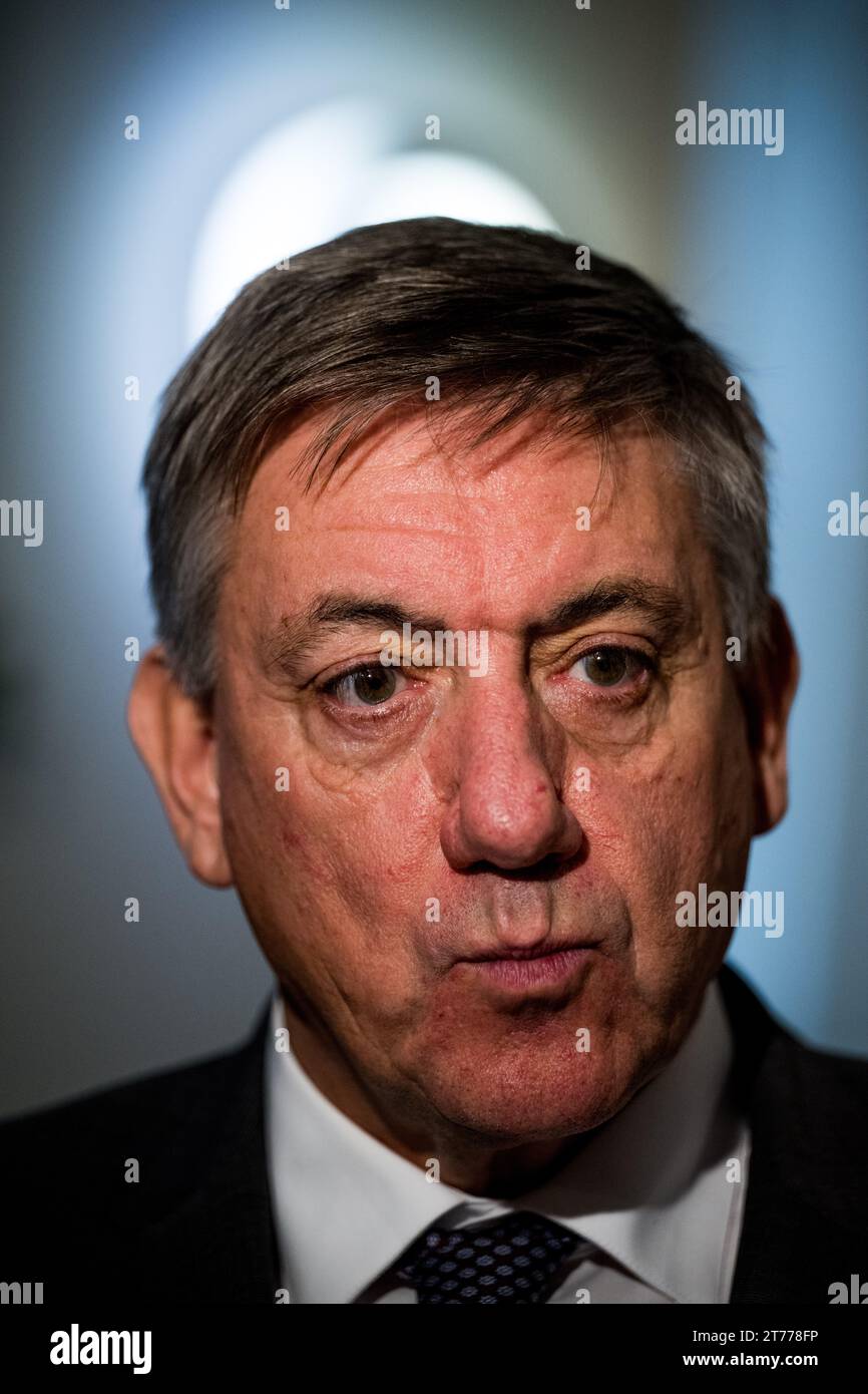 Brüssel, Belgien November 2023. Der flämische Ministerpräsident Jan Jambon wurde während einer Pressekonferenz über die Einigung der flämischen Regierung über das Stickstoffdekret am Dienstag, den 14. November 2023, in Brüssel vorgestellt. BELGA FOTO JASPER JACOBS Credit: Belga News Agency/Alamy Live News Stockfoto