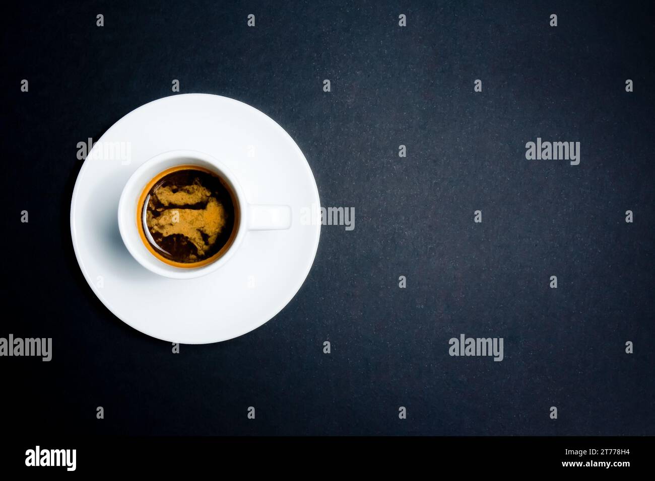Tasse Kaffee mit Platz für Text über dem tiefblauen Hintergrund Stockfoto