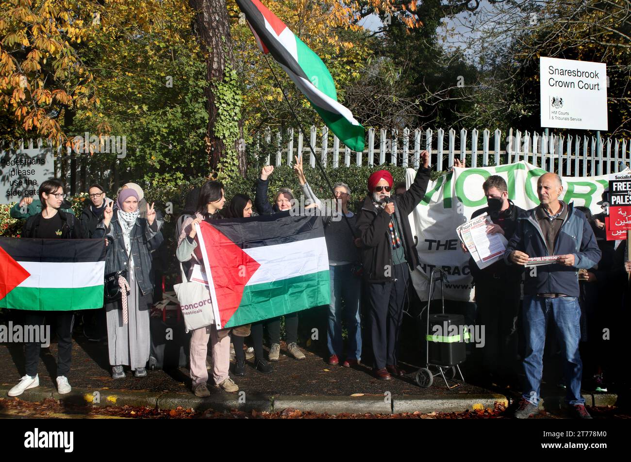 Unterstützer versammeln sich vor dem Snaresbrook Crown Court, um Reden zu lauschen und Fahnen zu schwingen, in Solidarität mit den Angeklagten. Palästinensische Aktionisten, die als „die Elbit-acht“ bekannt sind, werden wegen Verschwörung angeklagt, um kriminellen Schaden, Einbruch und einige von ihnen, Erpressung, gegen das israelische Rüstungsunternehmen Elbit Systems zu begehen. Die Anklage geht zurück auf 2020. Sechs Wochen sind vor Gericht beigelegt. Palestine Action glaubt, dass Elbits Unternehmen im Vereinigten Königreich Drohnen herstellen, die in Gaza und anderswo gegen das palästinensische Volk eingesetzt werden. Ihre direkten Maßnahmen gegen Elbit Systems in Großbritannien haben bereits stattgefunden Stockfoto