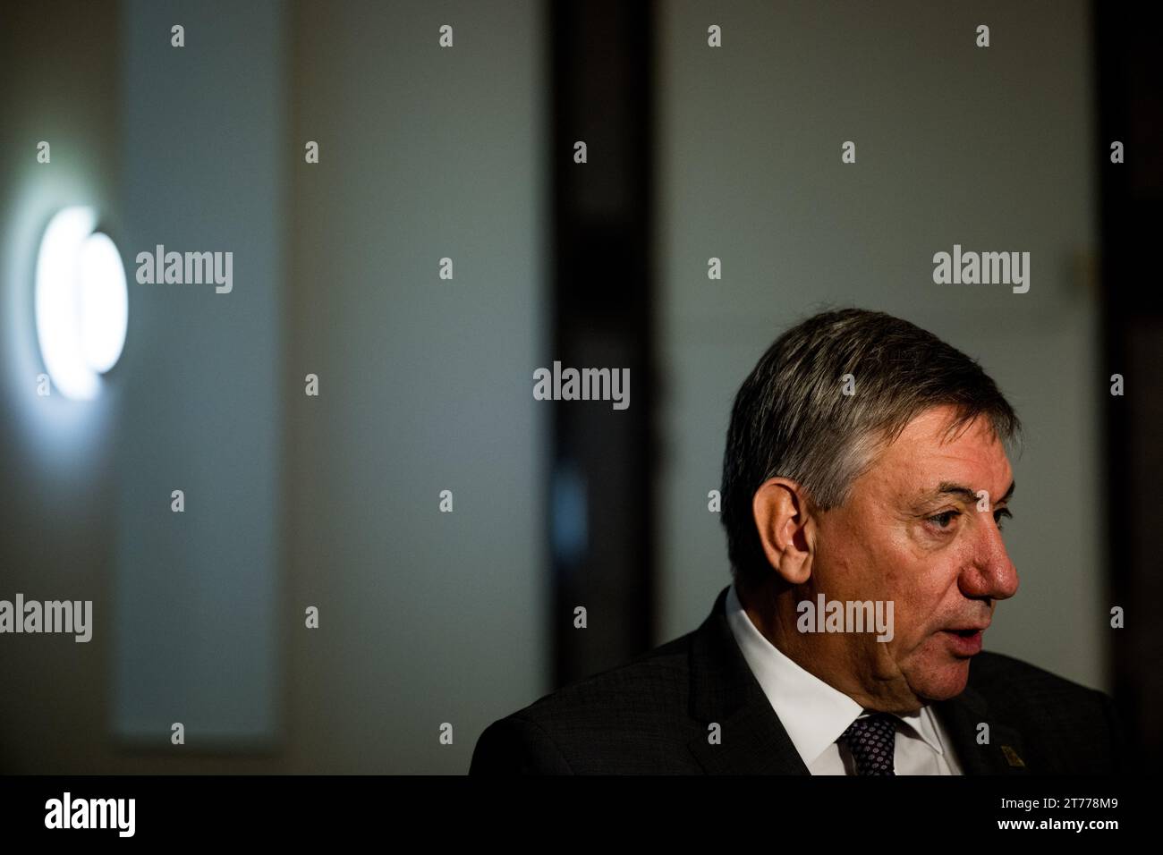 Brüssel, Belgien November 2023. Der flämische Ministerpräsident Jan Jambon wurde während einer Pressekonferenz über die Einigung der flämischen Regierung über das Stickstoffdekret am Dienstag, den 14. November 2023, in Brüssel vorgestellt. BELGA FOTO JASPER JACOBS Credit: Belga News Agency/Alamy Live News Stockfoto