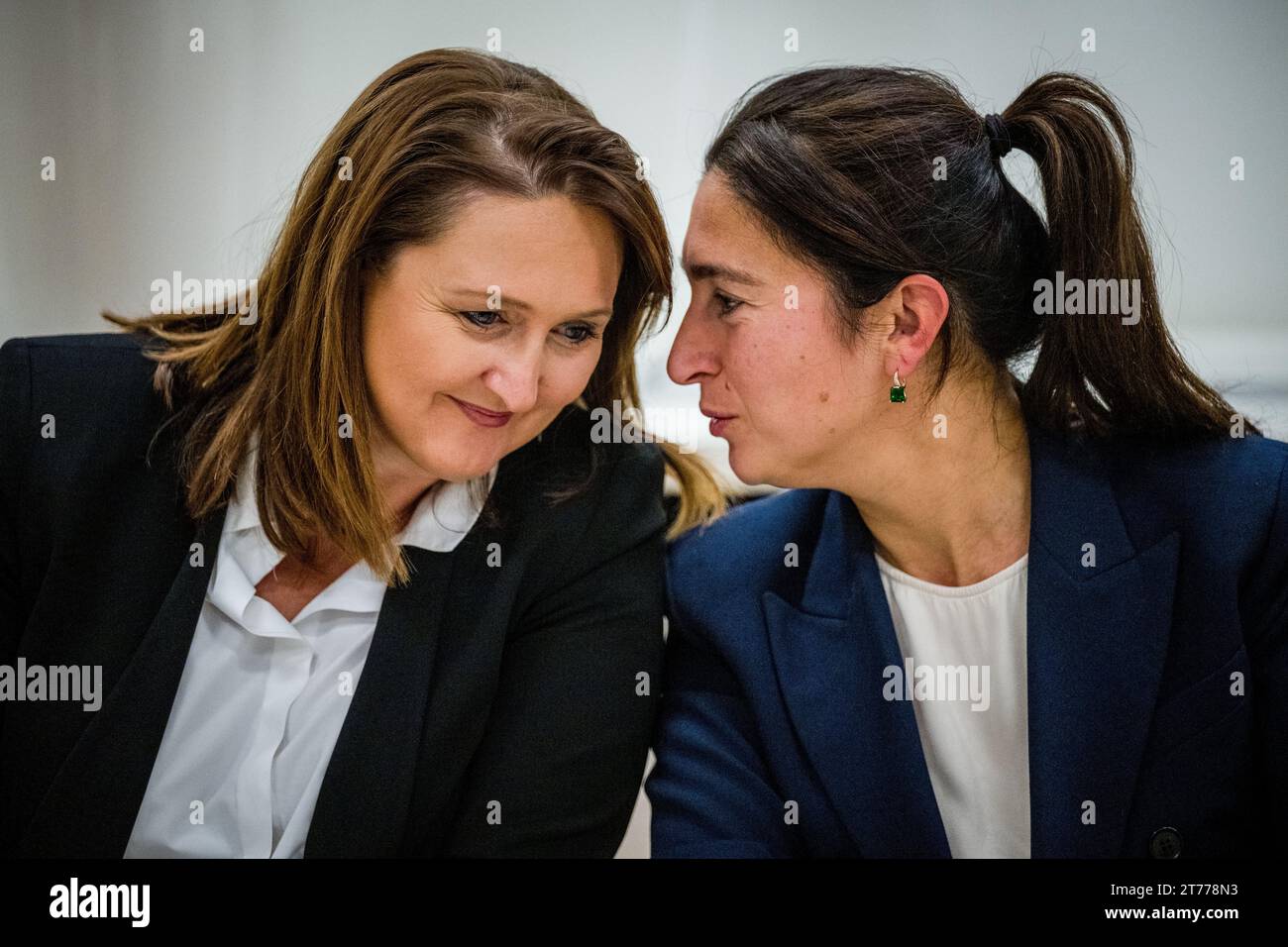 Brüssel, Belgien November 2023. Der flämische Minister für Innenpolitik und das Zusammenleben Gwendolyn Rutten und der flämische Minister für Umwelt, Energie, Tourismus und Justiz Zuhal Demir wurden während einer Pressekonferenz über die Einigung der flämischen Regierung über das Stickstoffdekret am Dienstag, den 14. November 2023 in Brüssel vorgestellt. BELGA FOTO JASPER JACOBS Credit: Belga News Agency/Alamy Live News Stockfoto