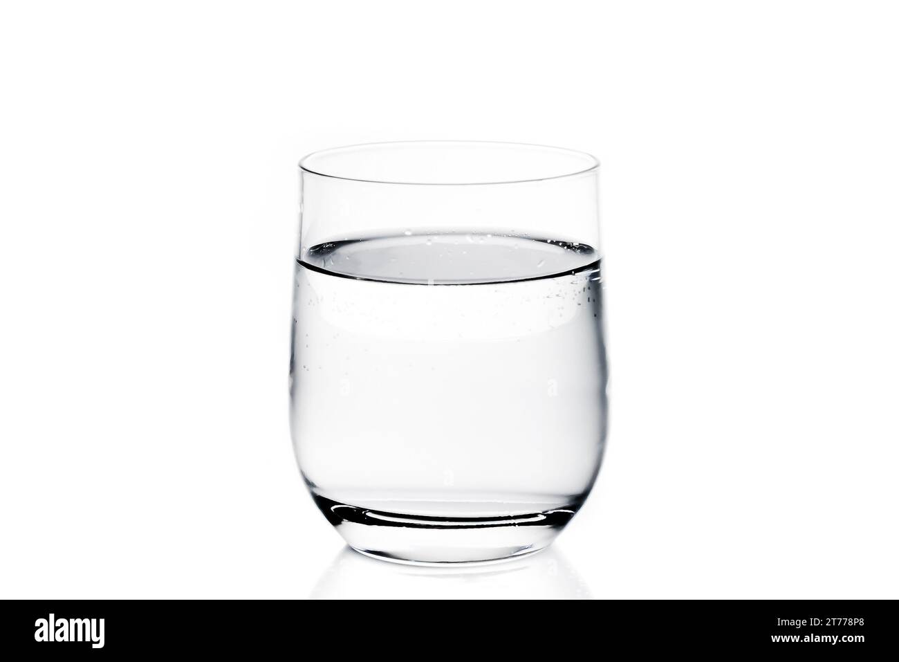 Glas Wasser auf weißem Hintergrund Stockfoto