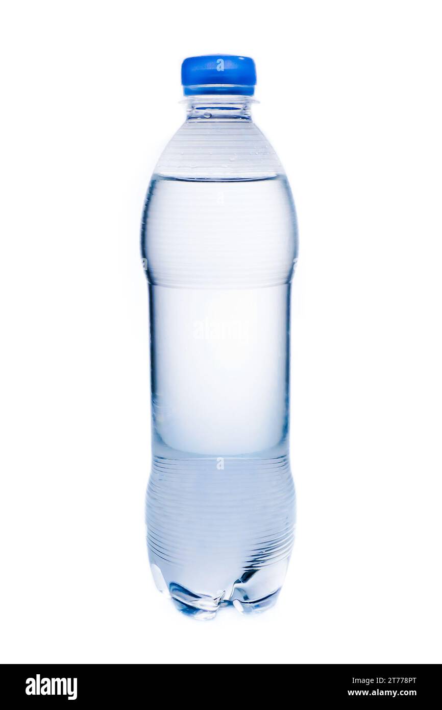 Kleine Wasserflasche auf weißem Hintergrund Stockfoto