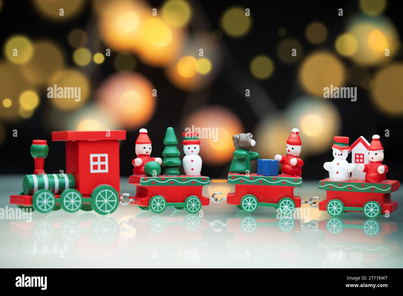 Rotes weihnachtszugspielzeug. Banner zur weihnachtsdekoration Stockfoto