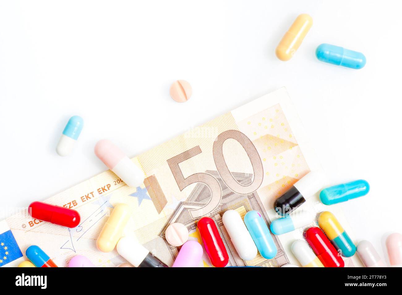 Medizinische Pillen über 50 Euro-Banknoten auf weißem Hintergrund Stockfoto