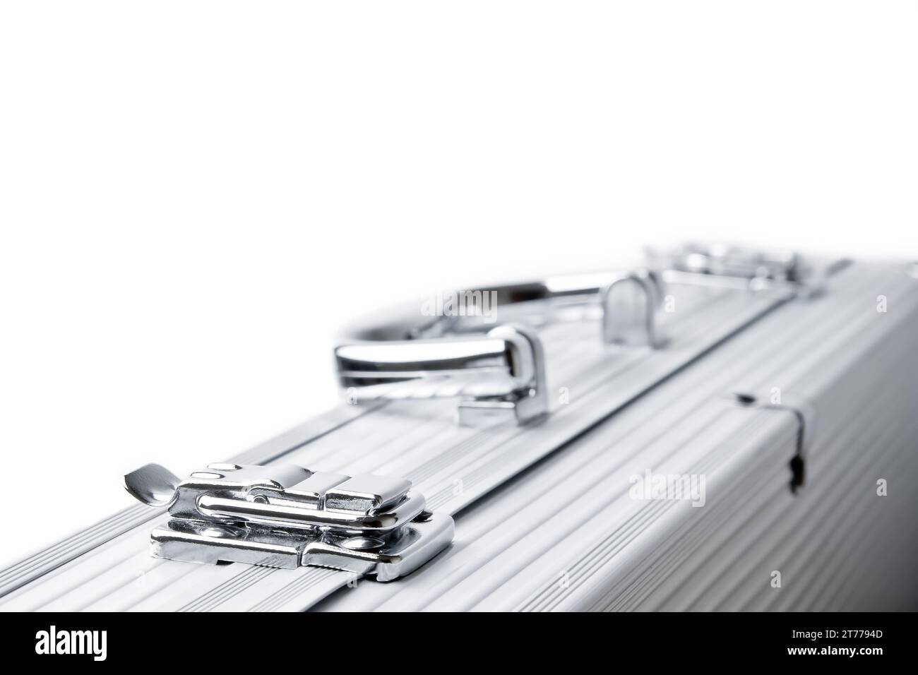 Detail eines Aluminiumkoffers auf weißem Hintergrund Stockfoto