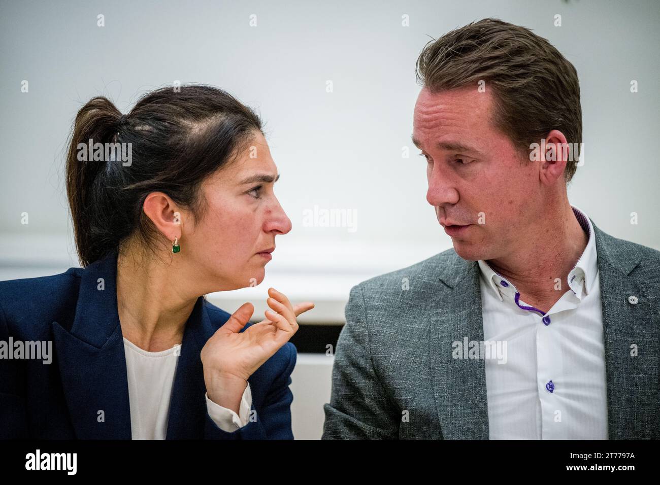 Brüssel, Belgien November 2023. Der flämische Minister für Umwelt, Energie, Tourismus und Justiz, Zuhal Demir, und der flämische Minister für Beschäftigung, Wirtschaft, Sozialwirtschaft und Landwirtschaft, Jo Brouns, die während einer Pressekonferenz über die Einigung der flämischen Regierung über das Stickstoffdekret am Dienstag, den 14. November 2023 in Brüssel dargestellt wurden. BELGA FOTO JASPER JACOBS Credit: Belga News Agency/Alamy Live News Stockfoto