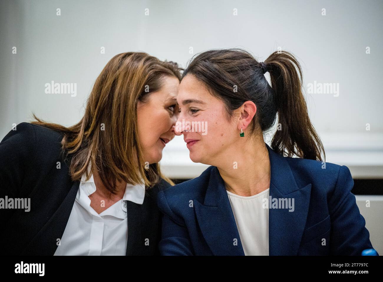 Brüssel, Belgien November 2023. Der flämische Minister für Innenpolitik und das Zusammenleben Gwendolyn Rutten und der flämische Minister für Umwelt, Energie, Tourismus und Justiz Zuhal Demir wurden während einer Pressekonferenz über die Einigung der flämischen Regierung über das Stickstoffdekret am Dienstag, den 14. November 2023 in Brüssel vorgestellt. BELGA FOTO JASPER JACOBS Credit: Belga News Agency/Alamy Live News Stockfoto