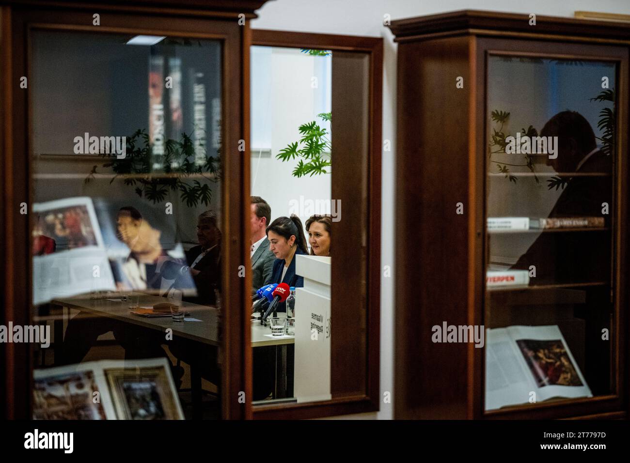 Brüssel, Belgien November 2023. Der flämische Minister für Umwelt, Energie, Tourismus und Justiz, Zuhal Demir, und der flämische Minister für Beschäftigung, Wirtschaft, Sozialwirtschaft und Landwirtschaft, Jo Brouns, die während einer Pressekonferenz über die Einigung der flämischen Regierung über das Stickstoffdekret am Dienstag, den 14. November 2023 in Brüssel dargestellt wurden. BELGA FOTO JASPER JACOBS Credit: Belga News Agency/Alamy Live News Stockfoto