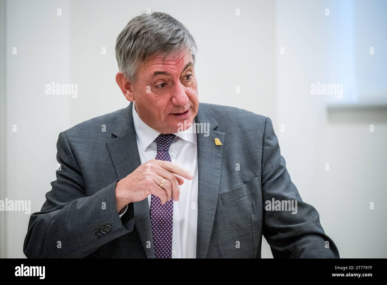 Brüssel, Belgien November 2023. Der flämische Ministerpräsident Jan Jambon wurde während einer Pressekonferenz über die Einigung der flämischen Regierung über das Stickstoffdekret am Dienstag, den 14. November 2023, in Brüssel vorgestellt. BELGA FOTO JASPER JACOBS Credit: Belga News Agency/Alamy Live News Stockfoto