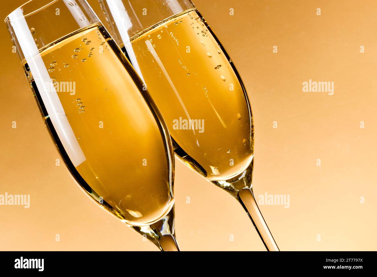 Gefüllte Gläser Champagner auf goldenem Hintergrund Stockfoto