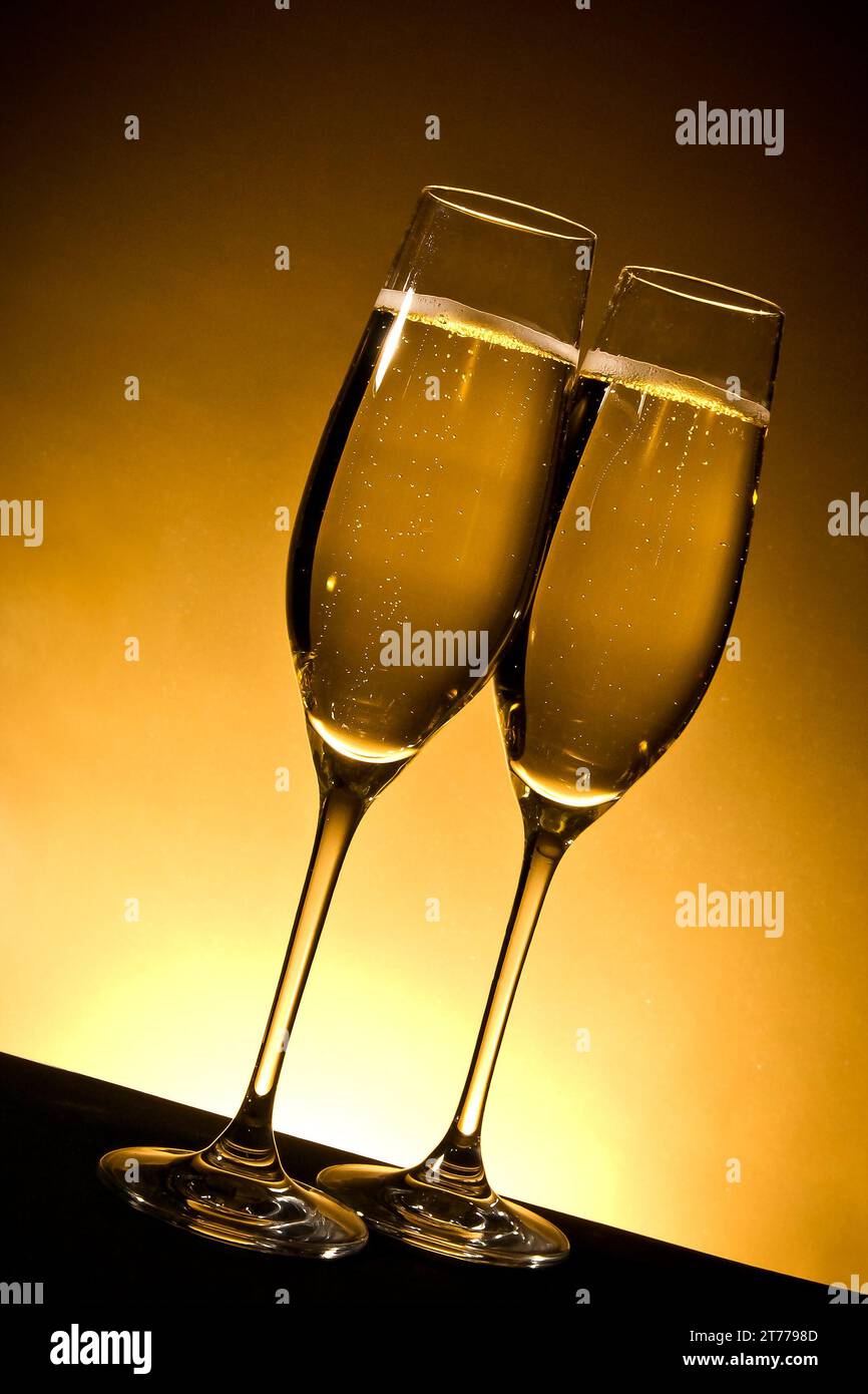 Zwei Sektgläser mit Blasen auf goldenem Hintergrund Stockfoto