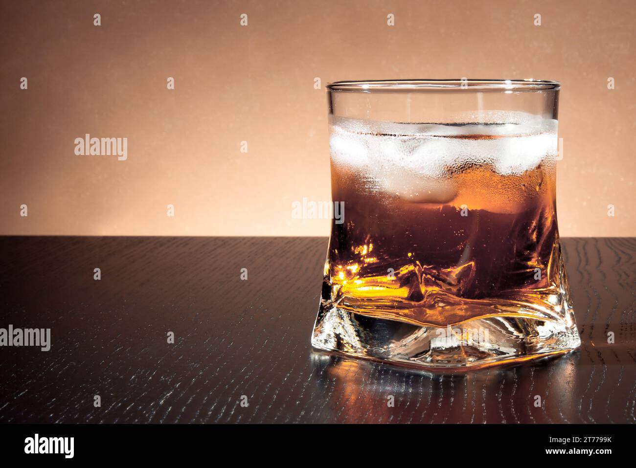 Trinken Sie mit Eis, und lassen Sie Platz für Text auf dem Tisch Stockfoto