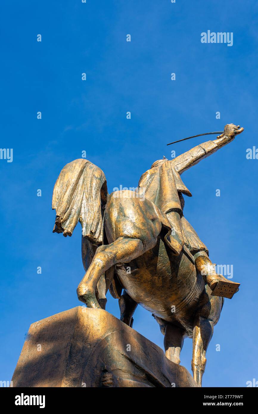 Flacher Blick auf die Statue von Emir Abdelkader vor einem blauen Himmel in Algier City. Stockfoto