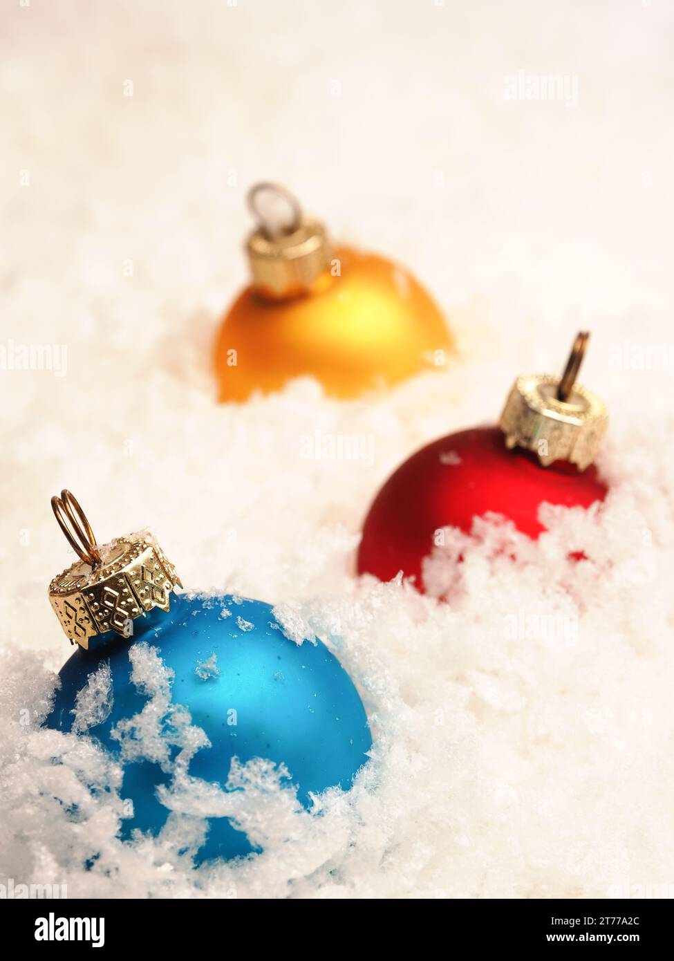 Drei alte Vintage-Weihnachtskugeln im Schnee, saisonale Tischplatte mit bunten Weihnachtskugeln Stockfoto