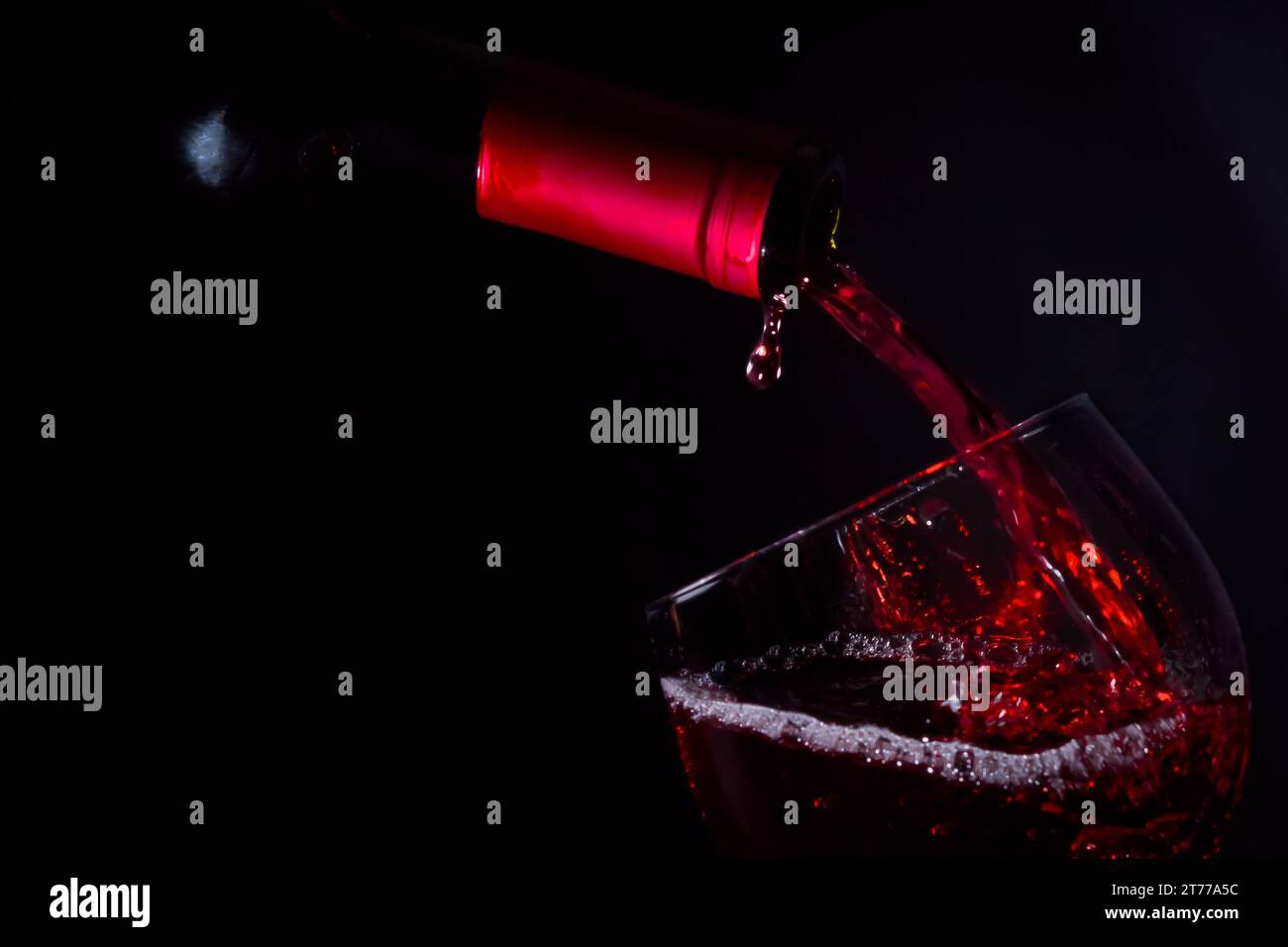 Rotweinglas auf dunkles Licht mit Platz für Text gießen Stockfoto