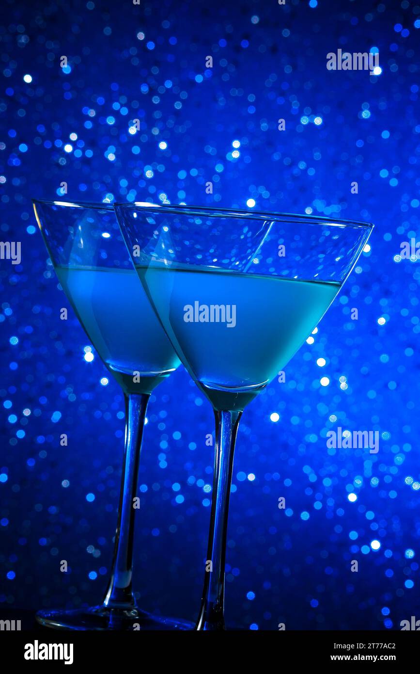 Zwei Gläser blauer Cocktail auf dunkelblauem Hintergrund Stockfoto