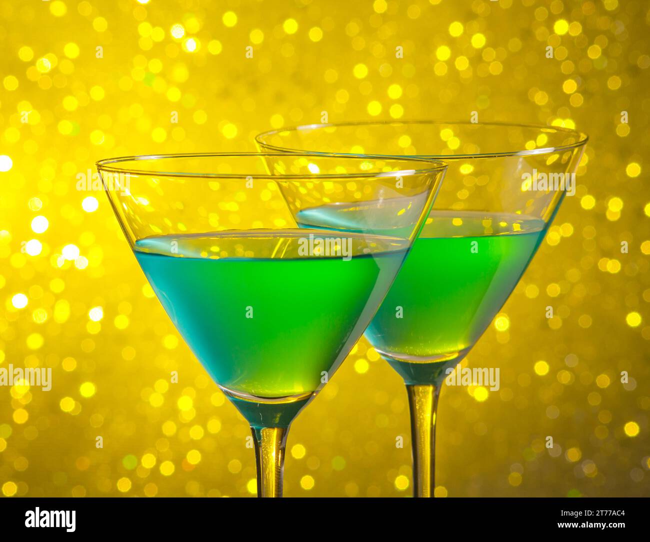 Gläser grüner Cocktail auf goldenem, hellem Bokeh-Hintergrund Stockfoto