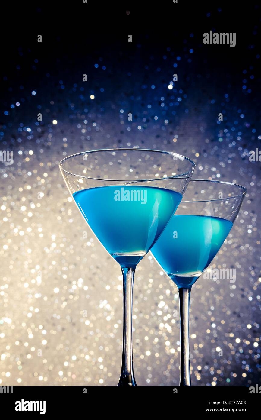 Ein paar Gläser blauer Cocktail auf weißem und dunklem Hintergrund Stockfoto