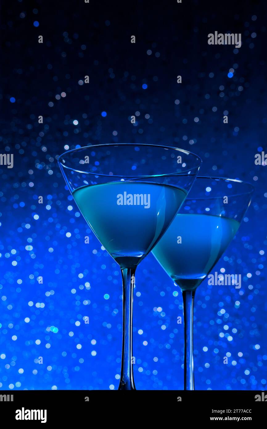 Ein paar Gläser blauer Cocktail auf dunkelblauem Hintergrund Stockfoto