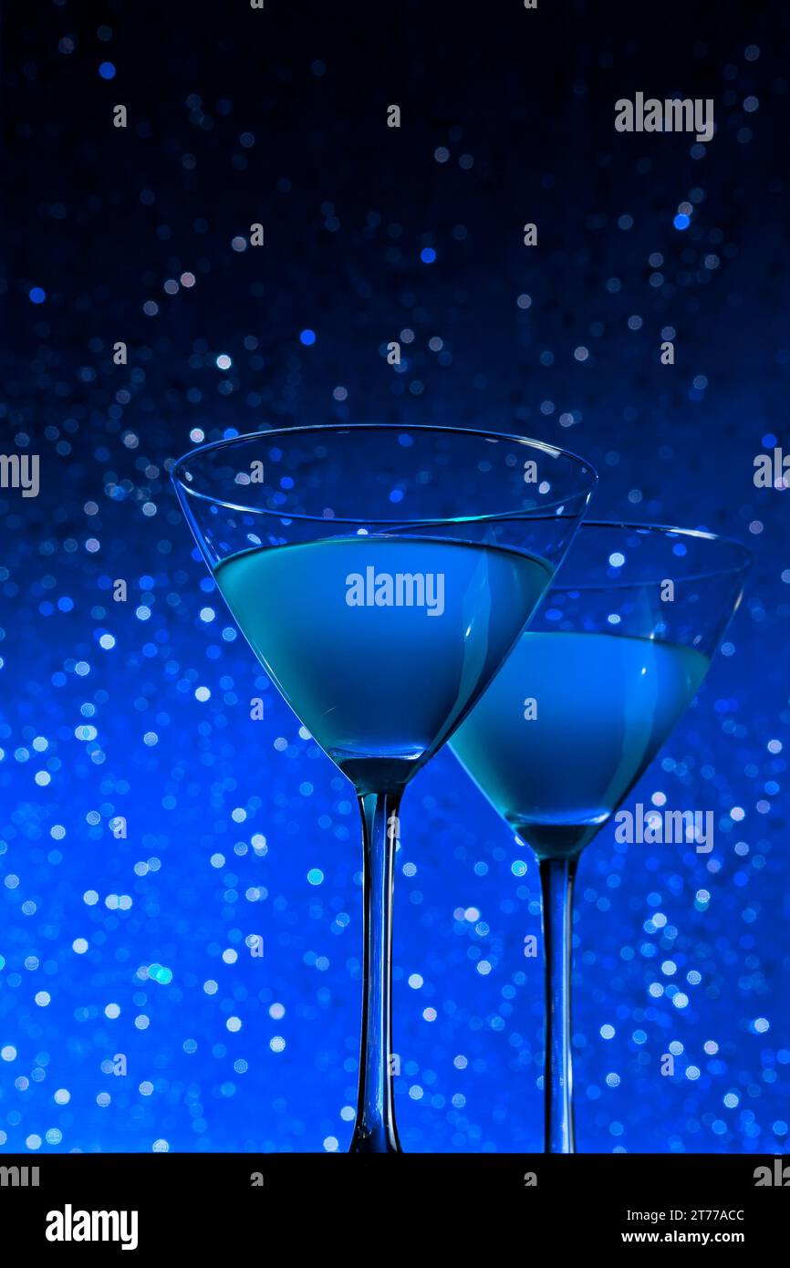 Ein paar Gläser blauer Cocktail auf dunkelblauem Hintergrund Stockfoto