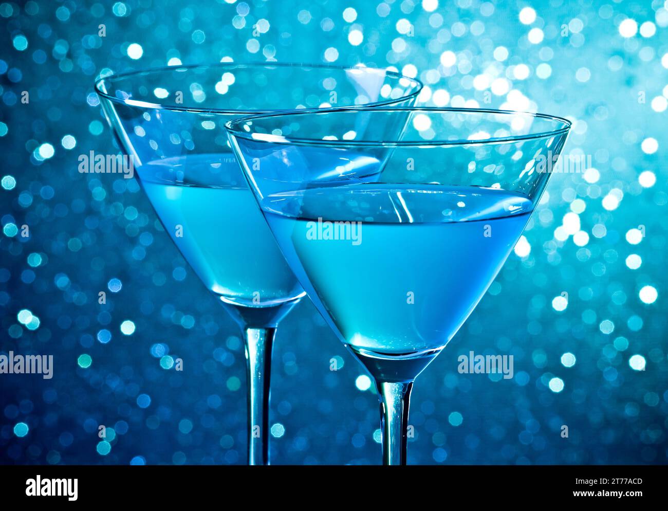 Detail eines Brillenglases blauen Cocktails auf hellblauem Bokeh-Hintergrund Stockfoto