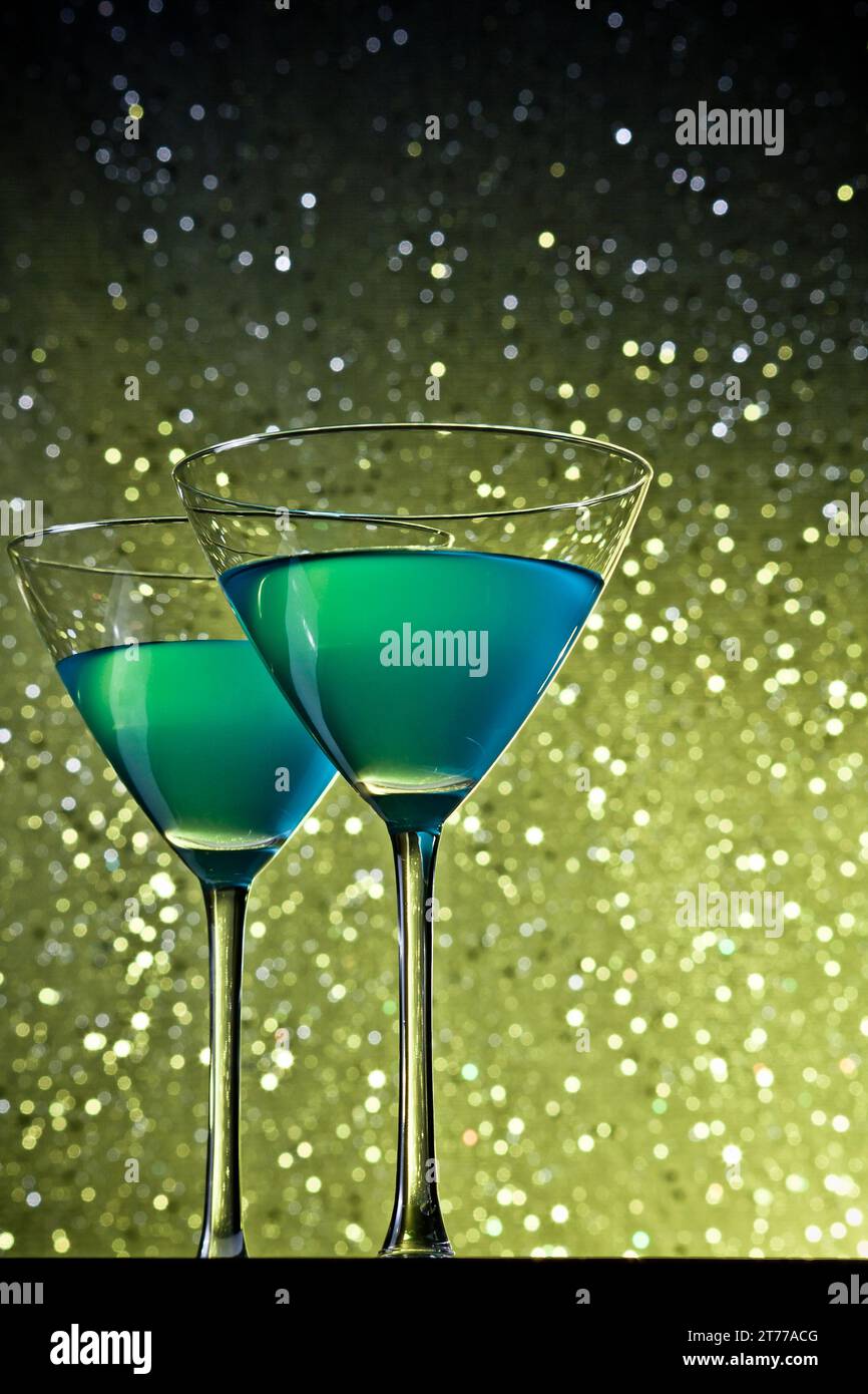 Gläser blauer Cocktail auf goldenem, hellem Bokeh-Hintergrund auf dem Tisch Stockfoto