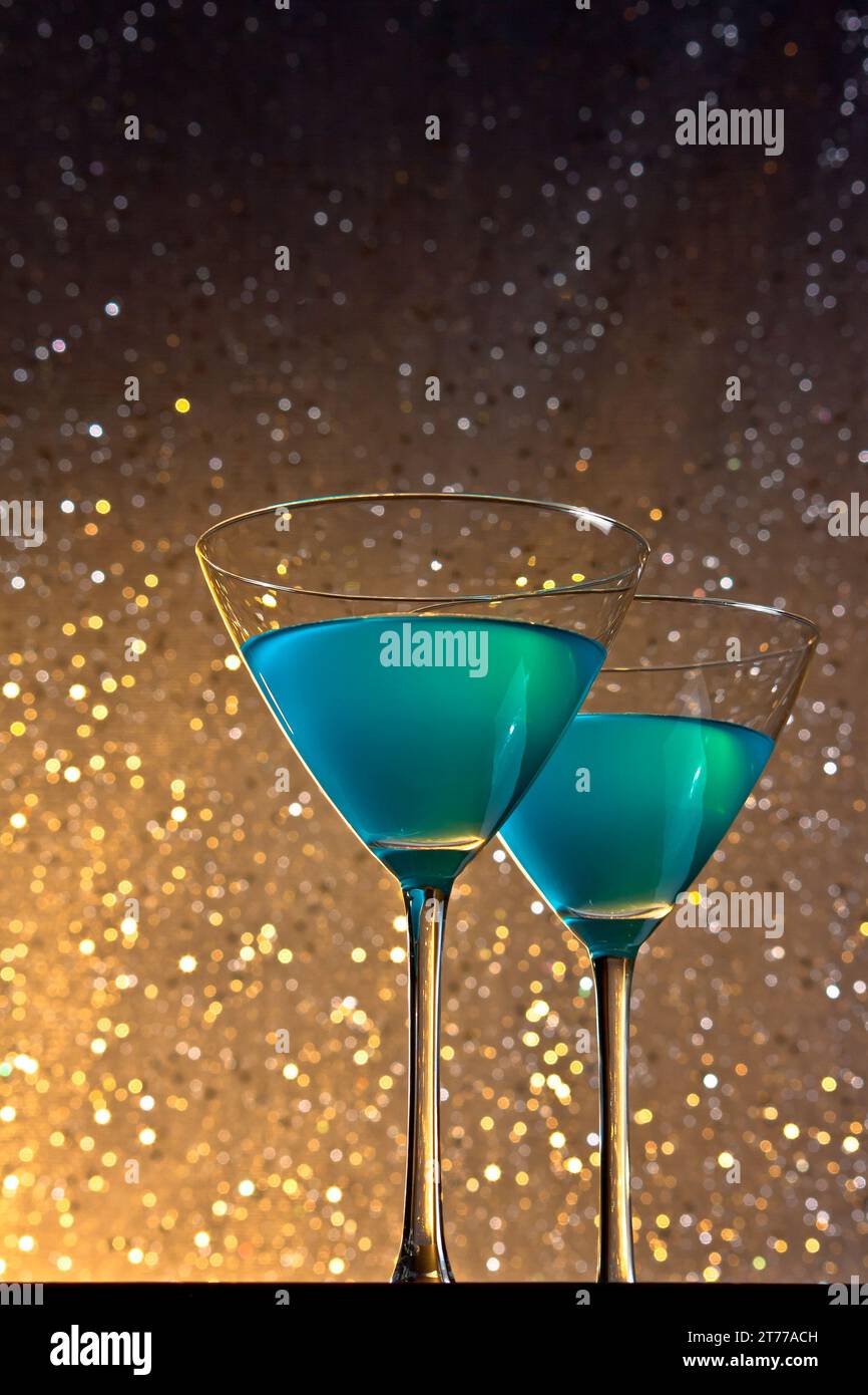 Ein paar Gläser blauer Cocktail auf goldenem, dunklem Hintergrund Stockfoto