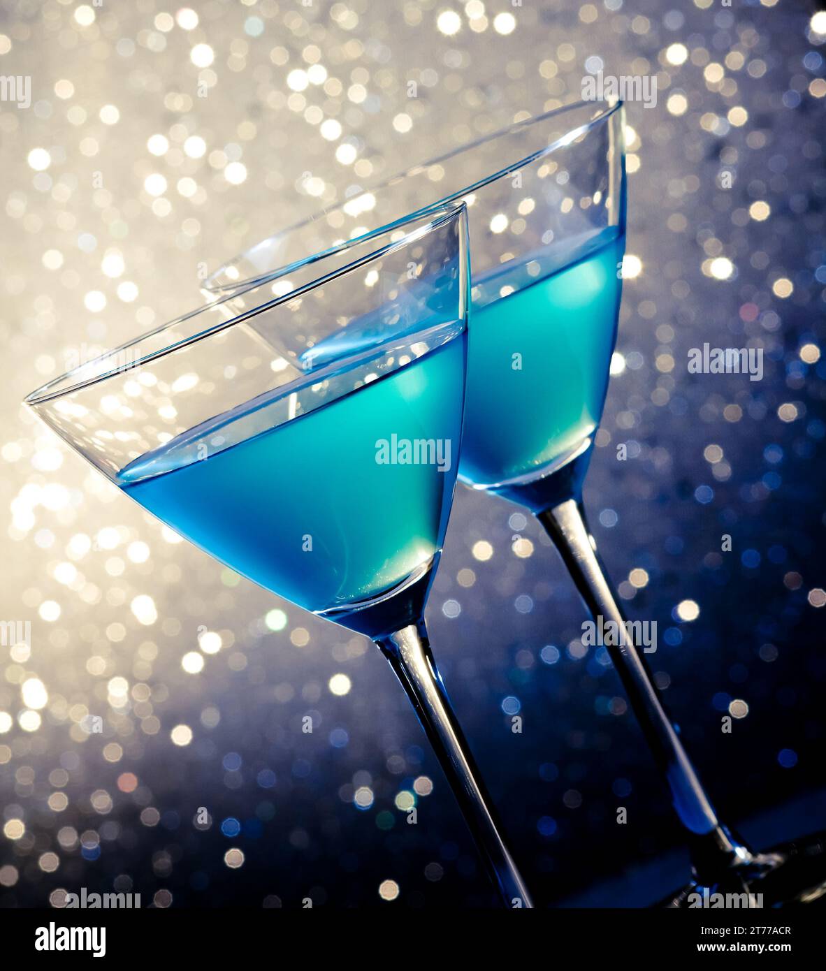 Zwei Gläser blauer Cocktail auf weißem und dunklem Hintergrund Stockfoto