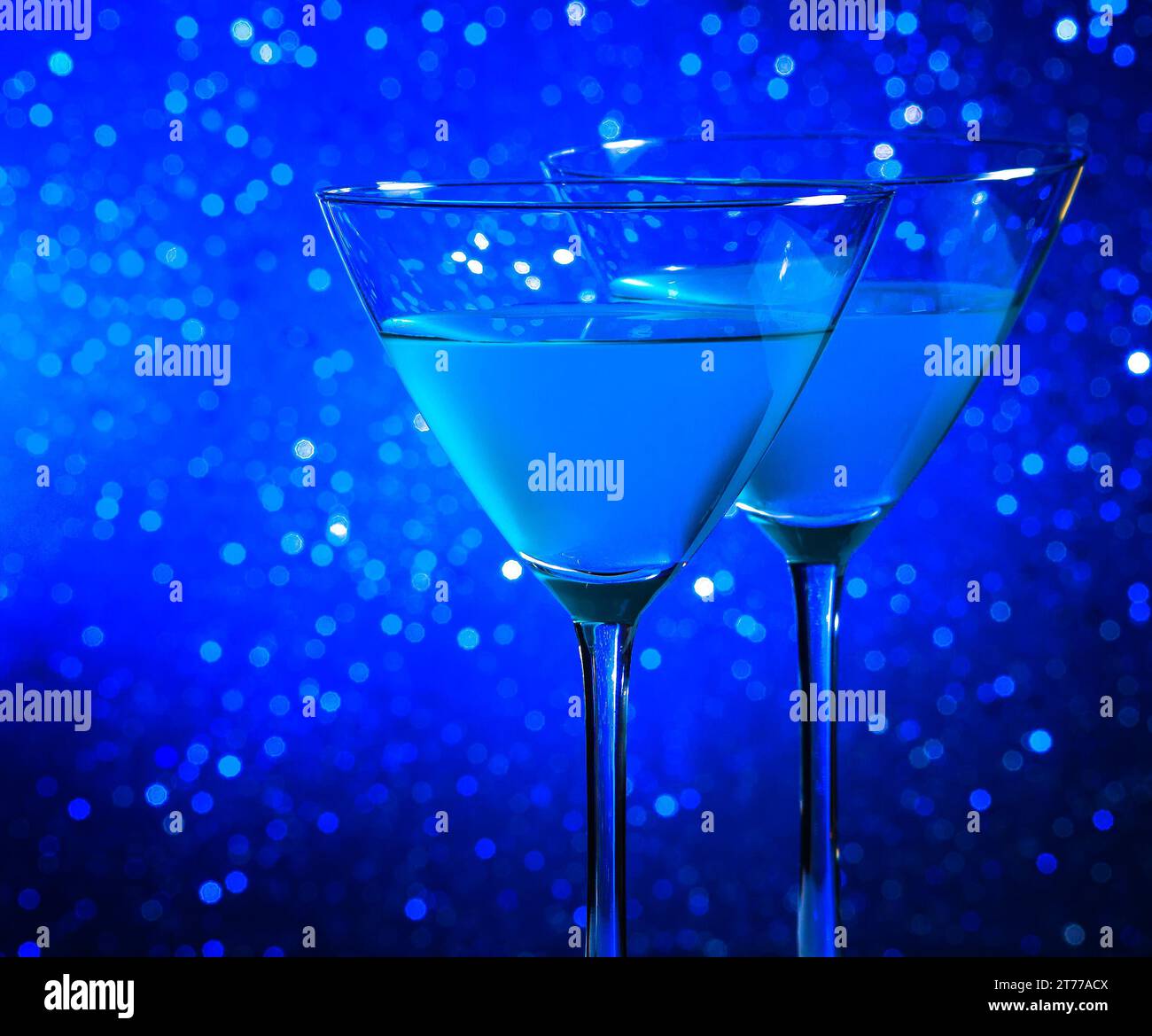 Zwei Gläser blauer Cocktail auf dunklem blauem Hintergrund mit Platz für Text Stockfoto