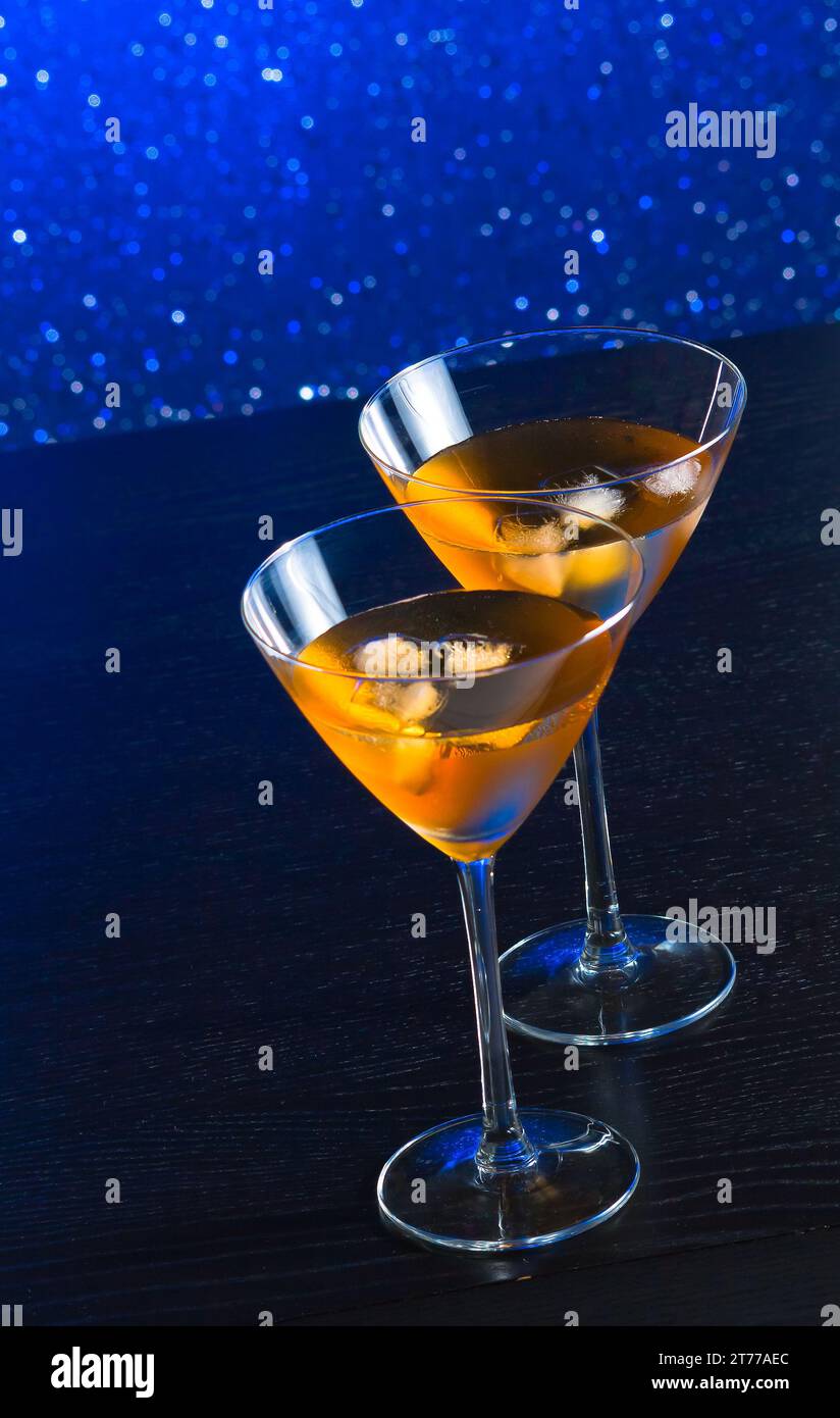 Gläser von frischem Cocktail mit Eis auf blauem Hintergrund auf Bartisch mit Platz für Text Stockfoto