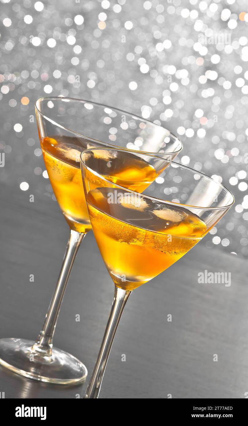 Gläser frischer Cocktail mit Eis auf silberfarbenem heller Bokeh-Hintergrund Stockfoto