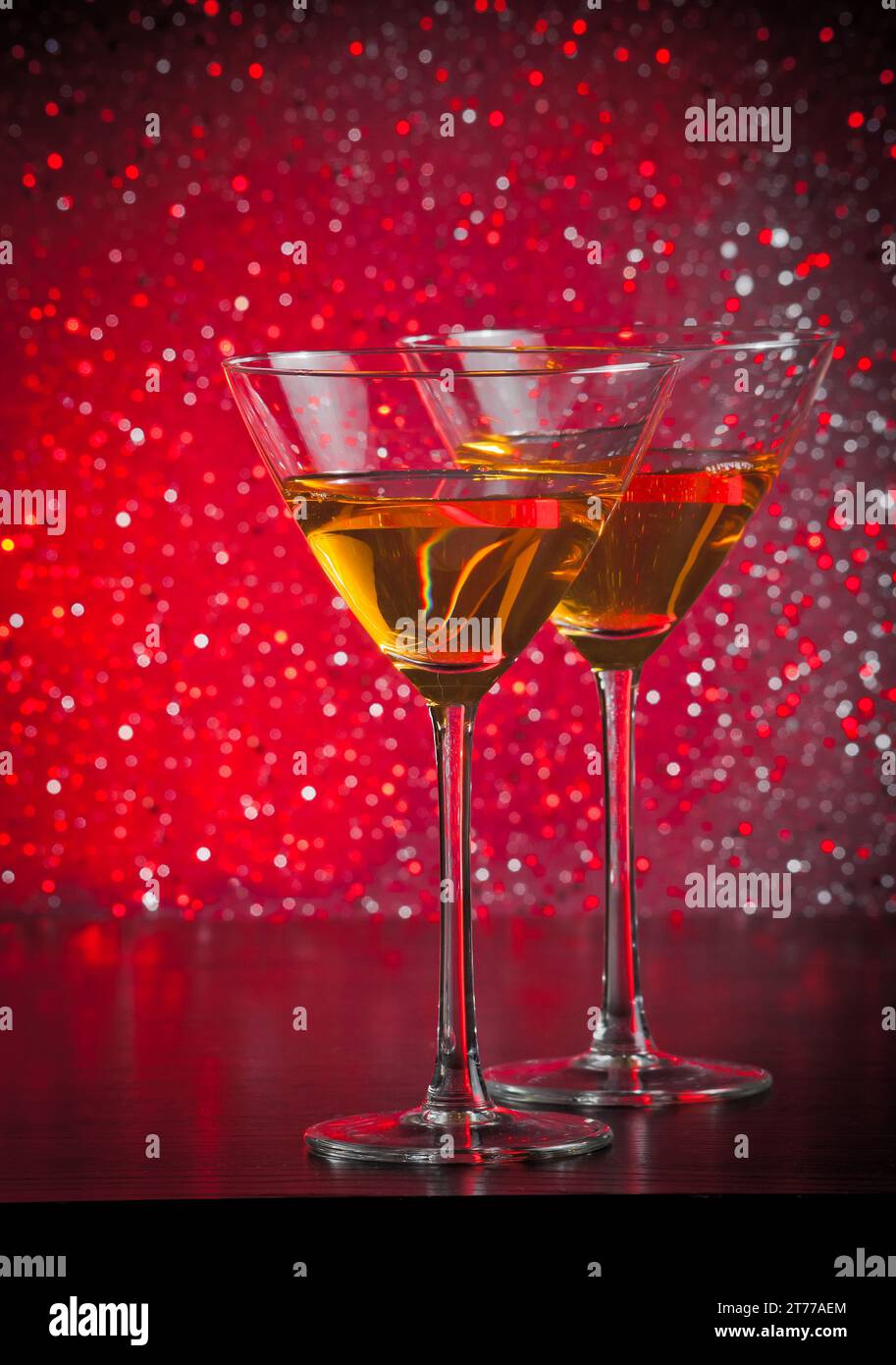 Zwei Gläser frischer Cocktail auf rotem Hintergrund auf dem Bartisch Stockfoto