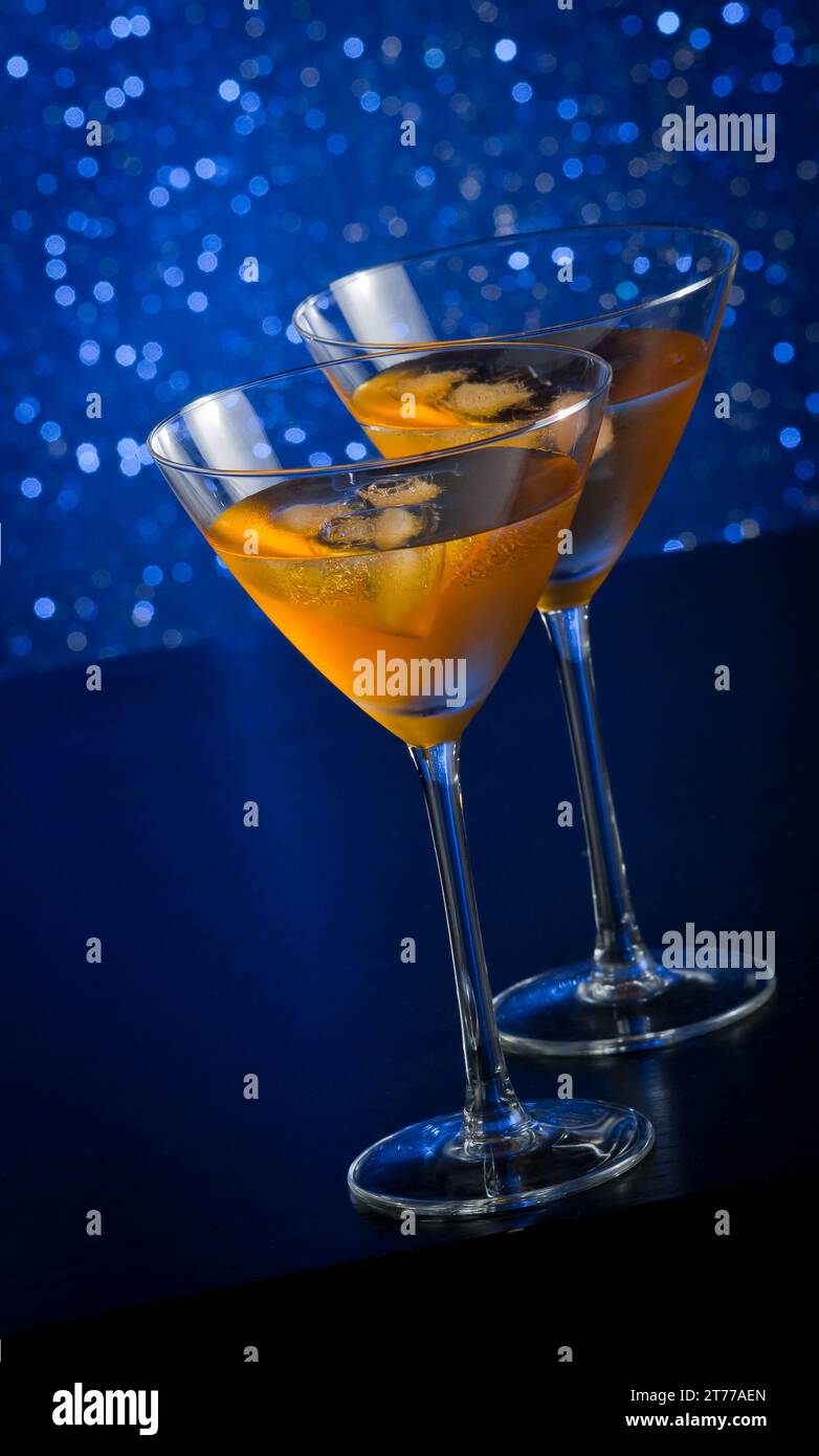 Zwei Gläser frischer Cocktail mit Eis auf hellblauem Hintergrund auf dem Bartisch Stockfoto