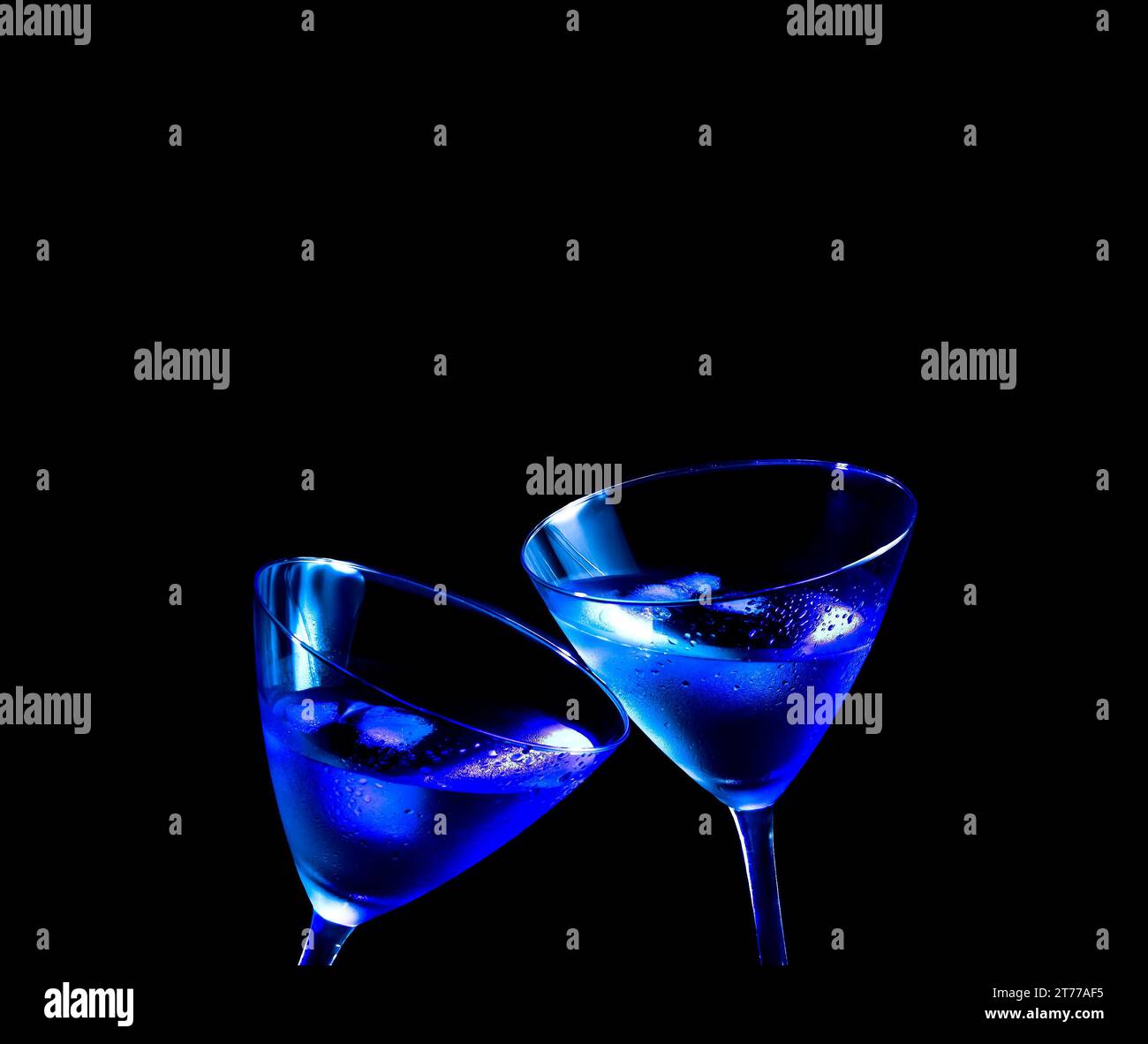 Gläser frischer blauer Cocktail mit Eis geben Anfeuerungen auf blauem Licht mit Platz für Text Stockfoto
