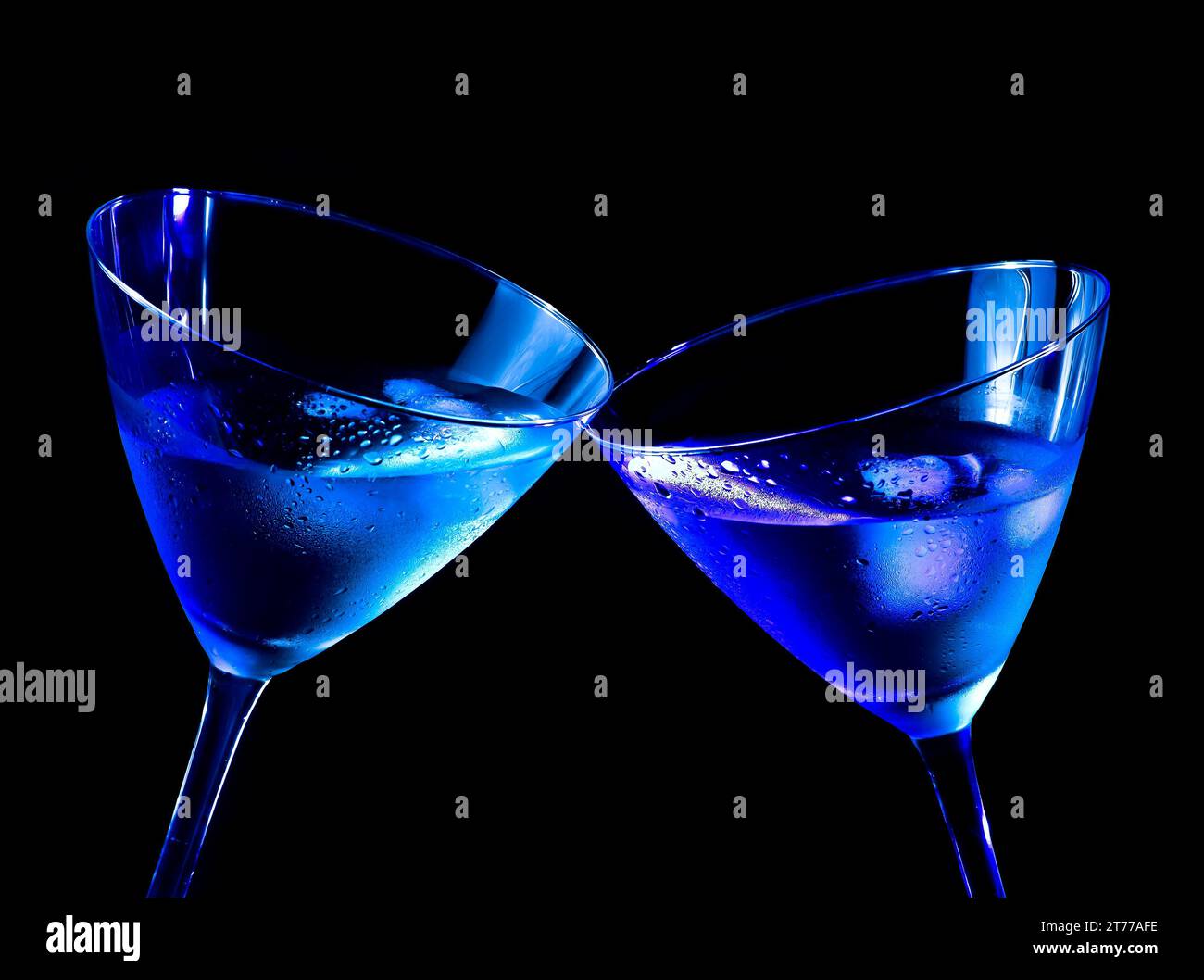 Zwei Gläser frischer Cocktail mit Eis machen Anfeuerungen auf blauem Licht mit Platz für Text Stockfoto