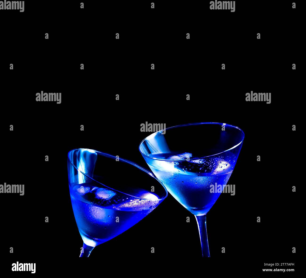 Gläser frischer blauer Cocktail mit Eis geben Anfeuerungen auf blauem Licht mit Platz für Text Stockfoto